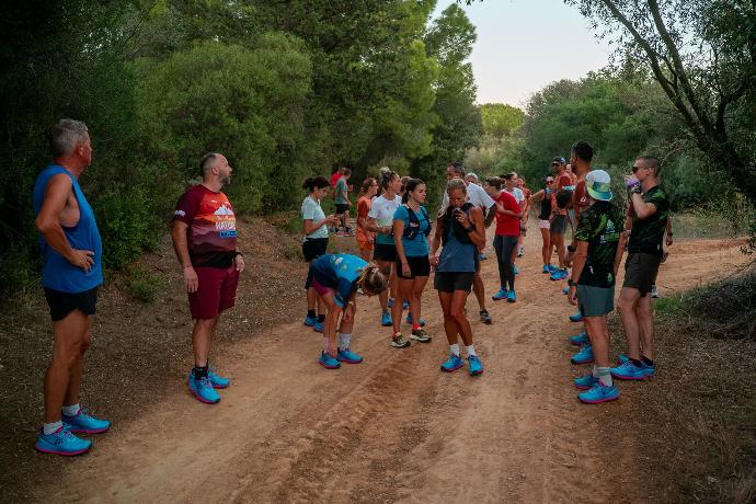 Groupe de traileurs aux chaussures bleues sur un chemin en pleine nature