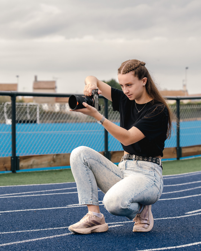 Mahaut photographie au bord d'une piste d'athlétisme
