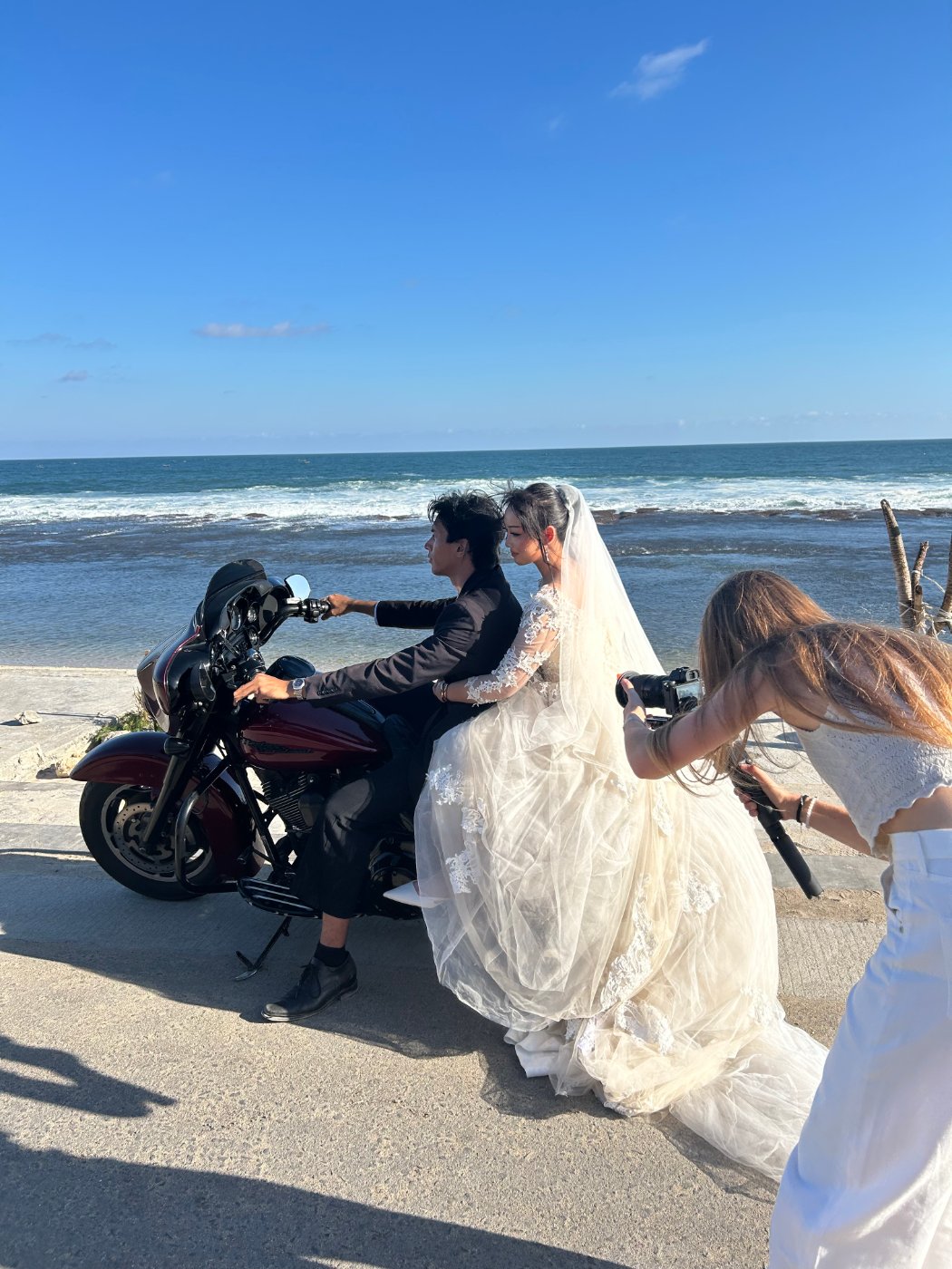 Mahaut filme des mariés à moto au bord de l’océan