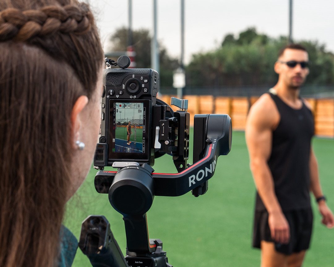 Mahaut filme un athlète avec sa caméra sur stabilisateur
