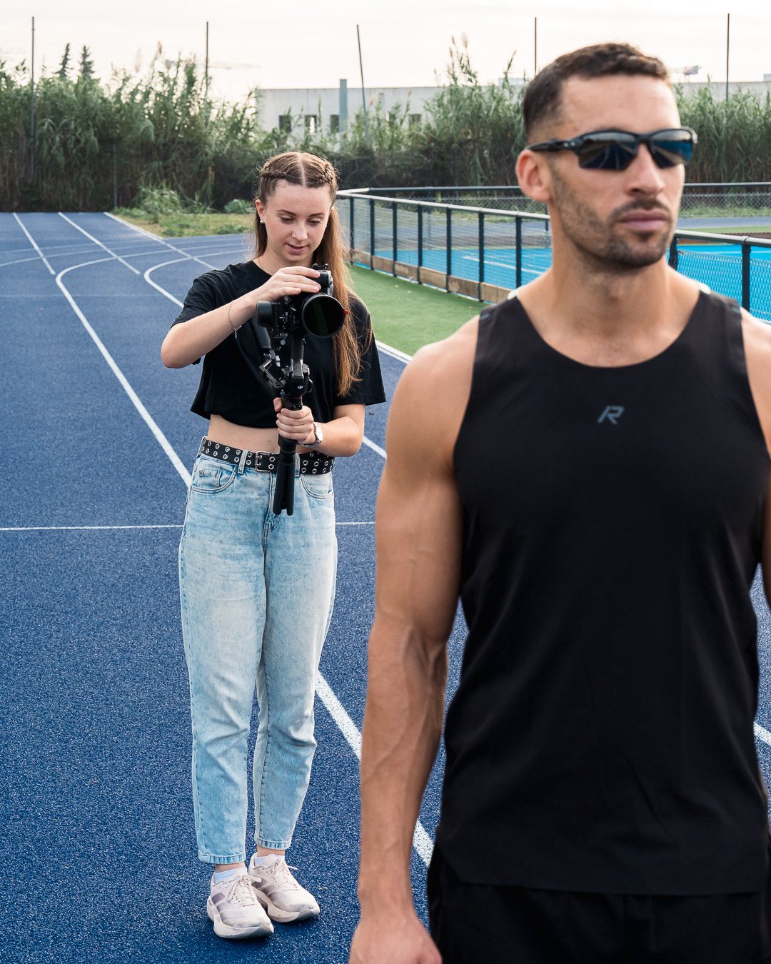 Mahaut filme une vidéo verticale avec un athlète sur la piste