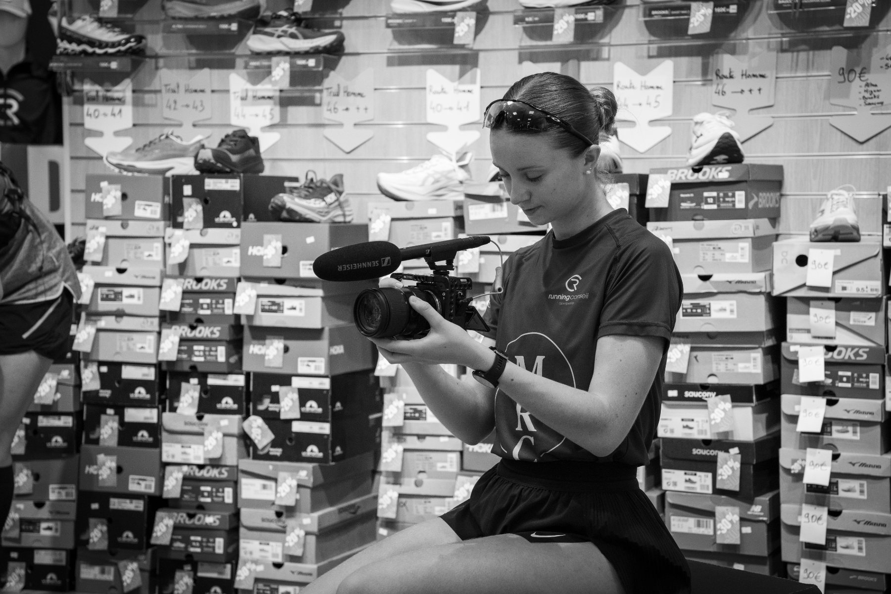 Mahaut filme dans un magasin de running