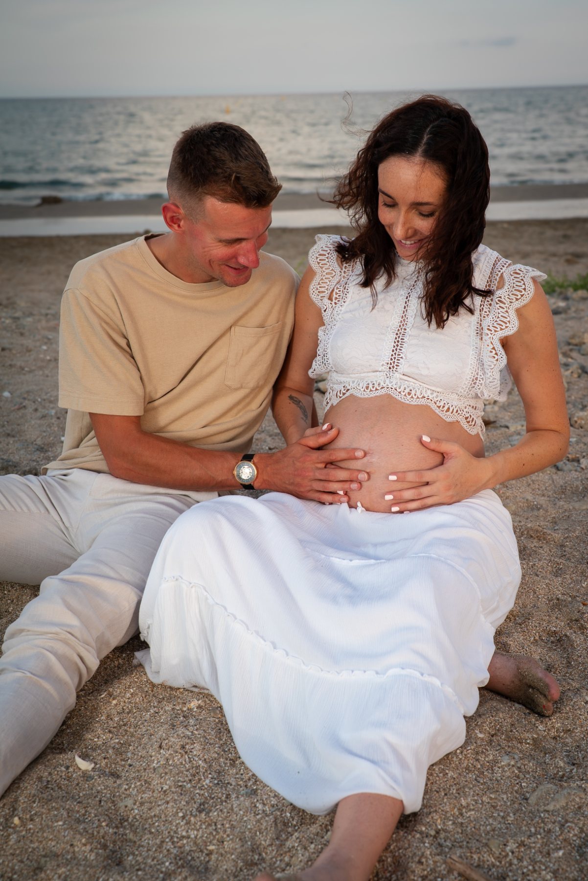 Le couple assis sur la plage
